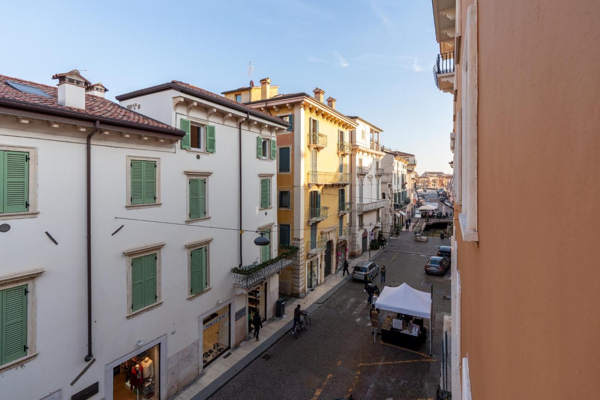 Domus Verona - Elegante Residenza Con Affaccio Su Porta Leoni Номер фото